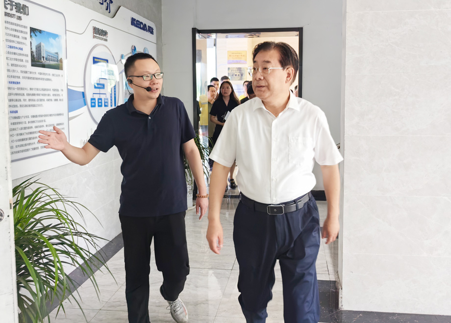 馬鞍山市委書記袁方及市長(zhǎng)葛斌分別蒞臨安徽科達(dá)新材料、安徽科達(dá)機(jī)電考察調(diào)研